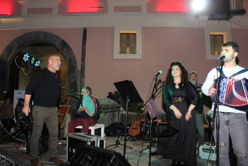 AVELLA. Le foto di un sabato di festa girando per la sagra della Castagna e della nocciola