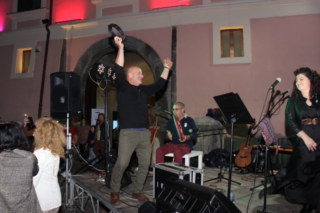 AVELLA. Le foto di un sabato di festa girando per la sagra della Castagna e della nocciola