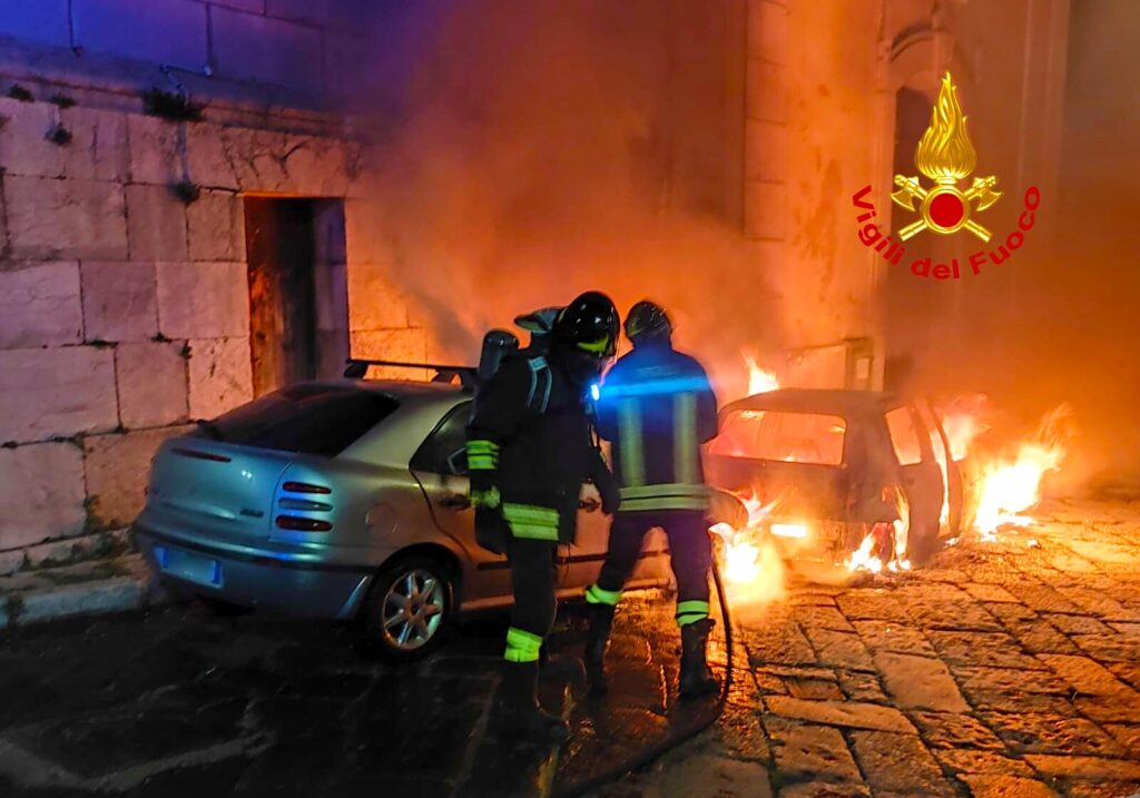 FORINO. A fuoco auto nella notte, l’incendio si propaga ad altra vettura e a cabina elettrica