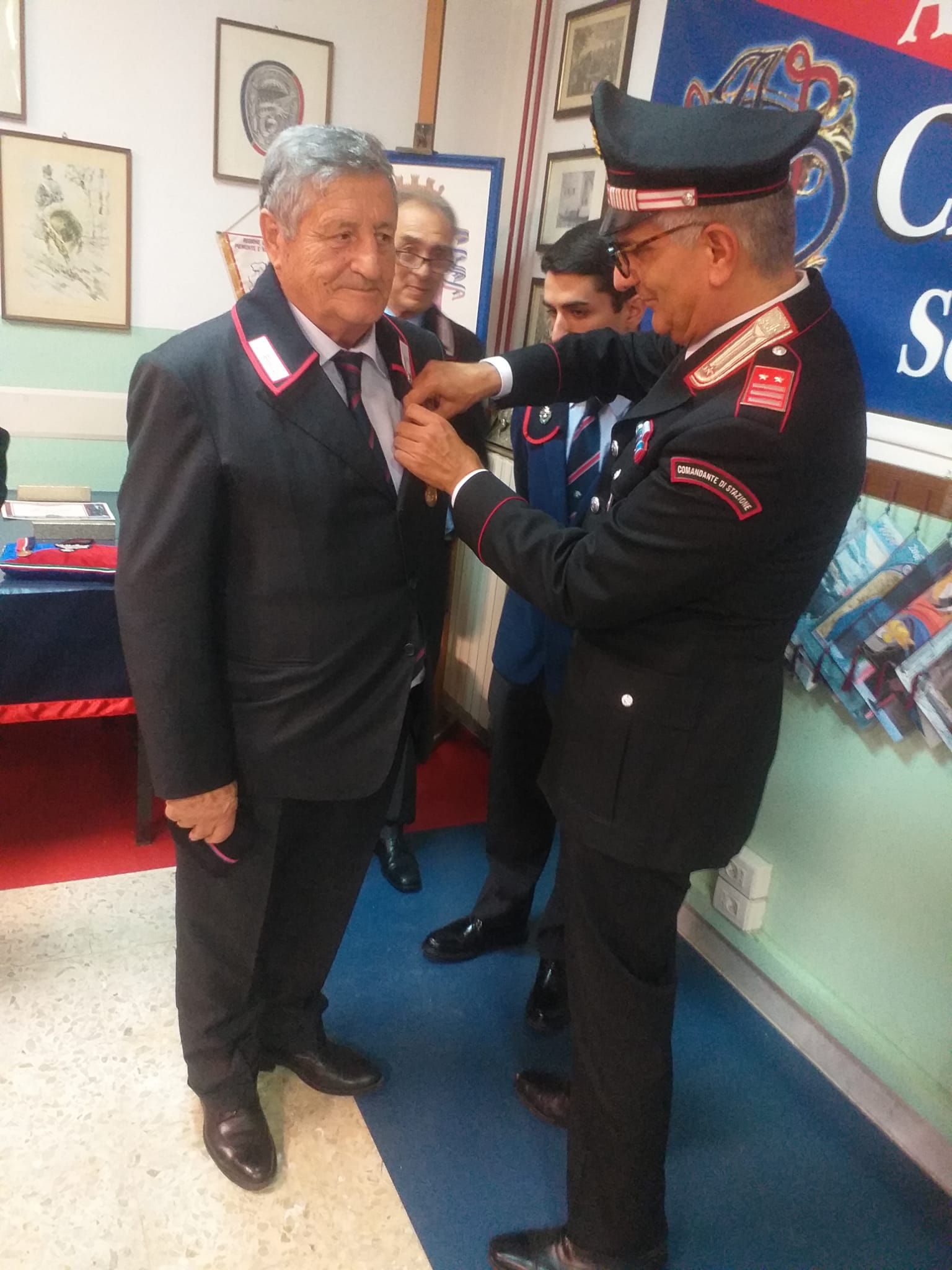 CIMITILE. Lassociazione Nazionale Carabinieri ha consegnato i riconoscimenti di fedeltà ai soci iscritti da più di 20 anni CIMITILE. Lassociazione Nazionale Carabinieri ha consegnato i riconoscimenti di fedeltà ai soci iscritti da più di 20 anni
