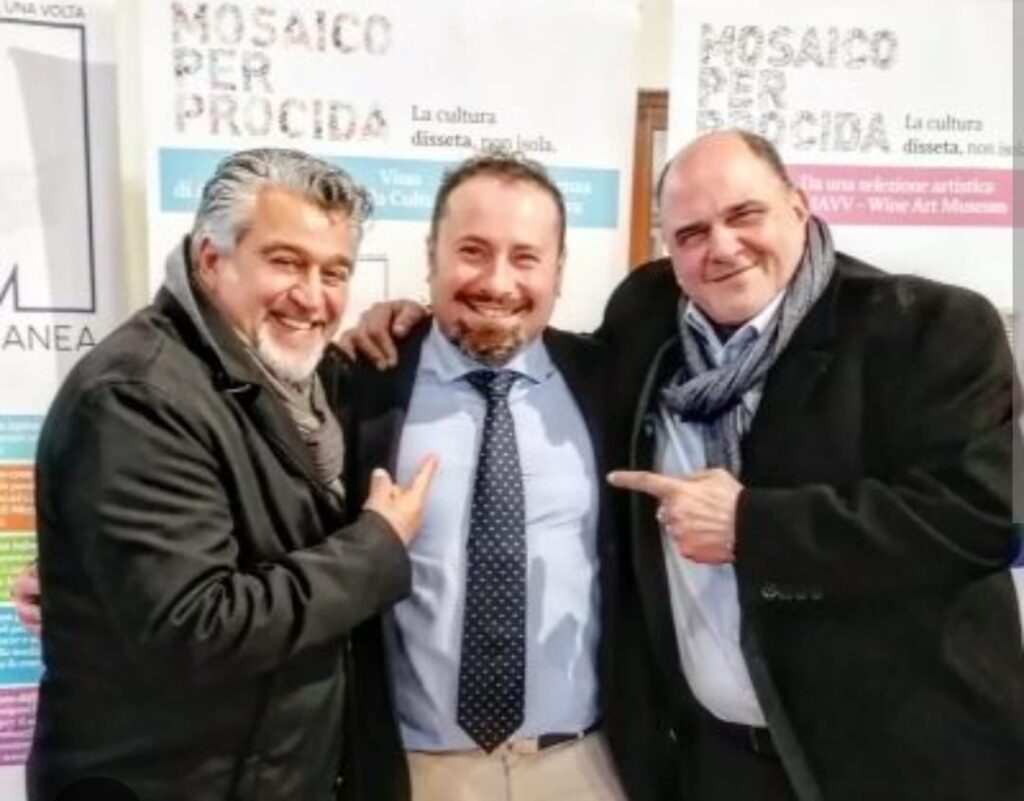 Il sommelier Gaetano Cataldo consegna al Papa la bottiglia di vino celebrativa di Procida Capitale della Cultura