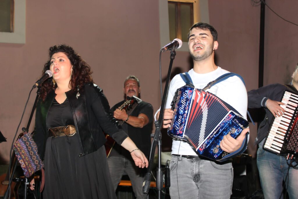 AVELLA. Le foto di un sabato di festa girando per la sagra della Castagna e della nocciola