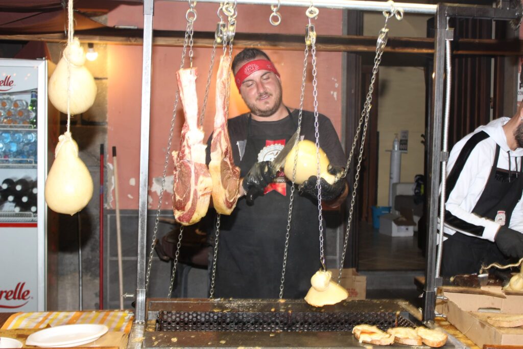 AVELLA. Le foto di un sabato di festa girando per la sagra della Castagna e della nocciola