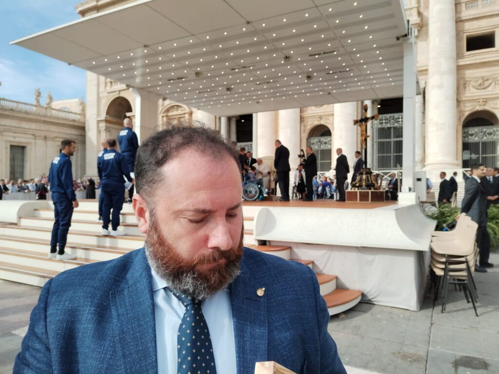 Il sommelier Gaetano Cataldo consegna al Papa la bottiglia di vino celebrativa di Procida Capitale della Cultura