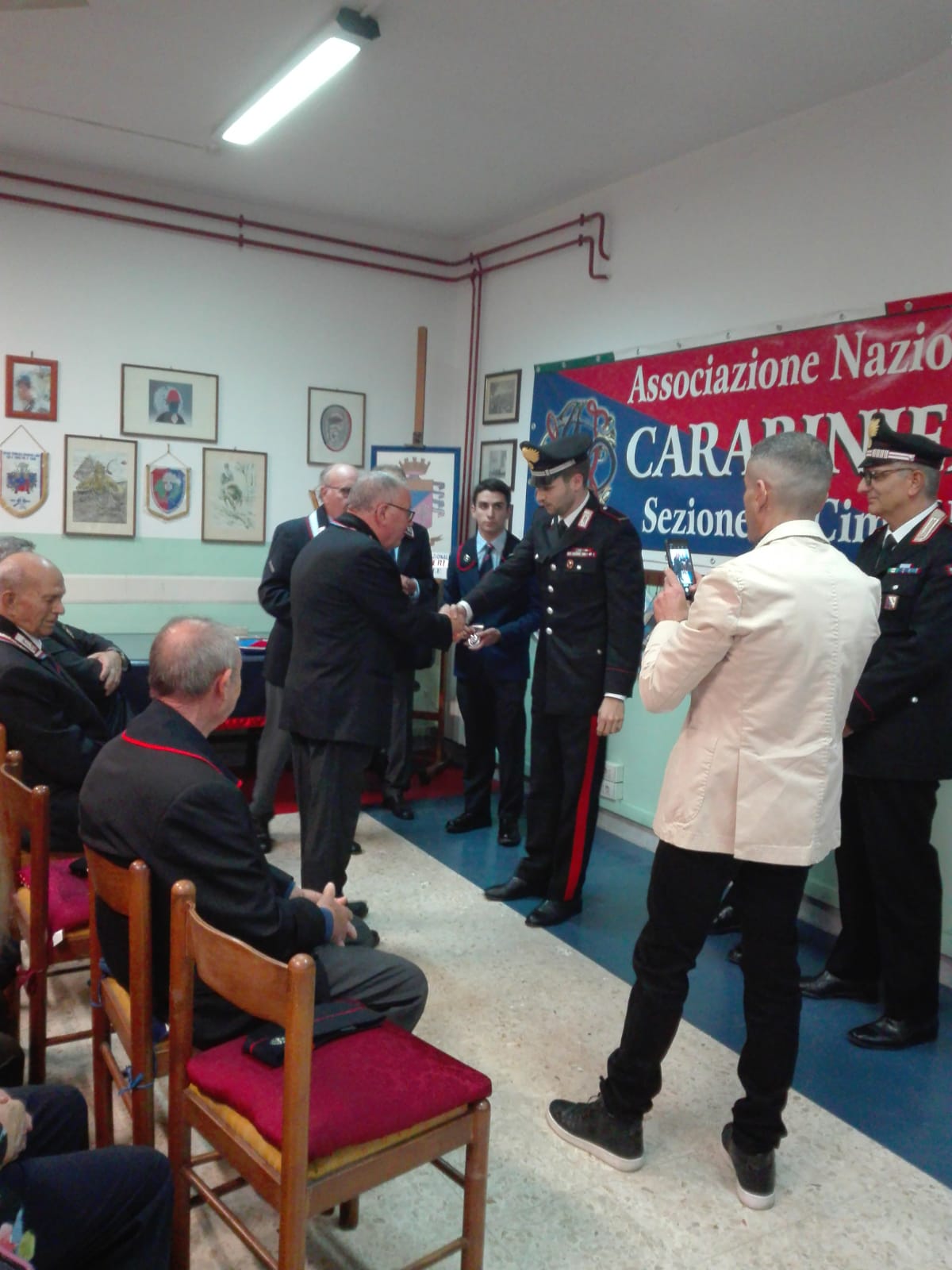 CIMITILE. Lassociazione Nazionale Carabinieri ha consegnato i riconoscimenti di fedeltà ai soci iscritti da più di 20 anni CIMITILE. Lassociazione Nazionale Carabinieri ha consegnato i riconoscimenti di fedeltà ai soci iscritti da più di 20 anni