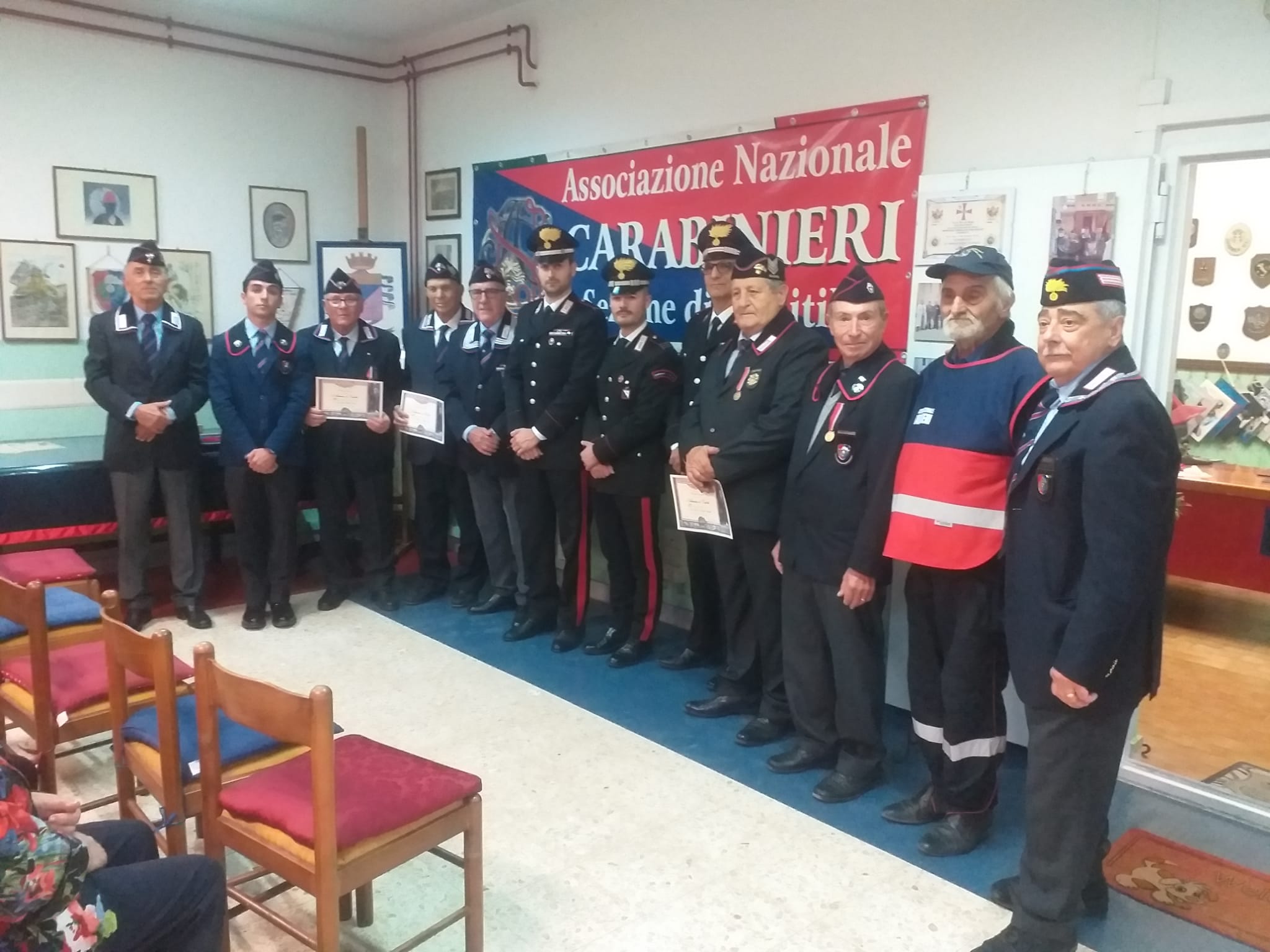 CIMITILE. Lassociazione Nazionale Carabinieri ha consegnato i riconoscimenti di fedeltà ai soci iscritti da più di 20 anni CIMITILE. Lassociazione Nazionale Carabinieri ha consegnato i riconoscimenti di fedeltà ai soci iscritti da più di 20 anni