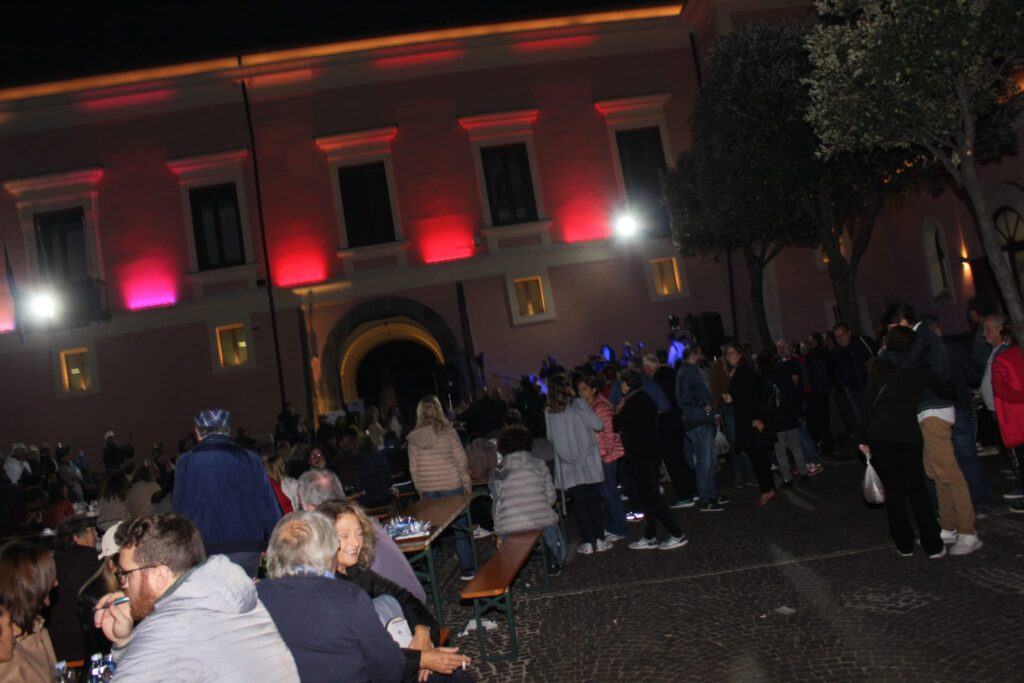 AVELLA. Le foto di un sabato di festa girando per la sagra della Castagna e della nocciola