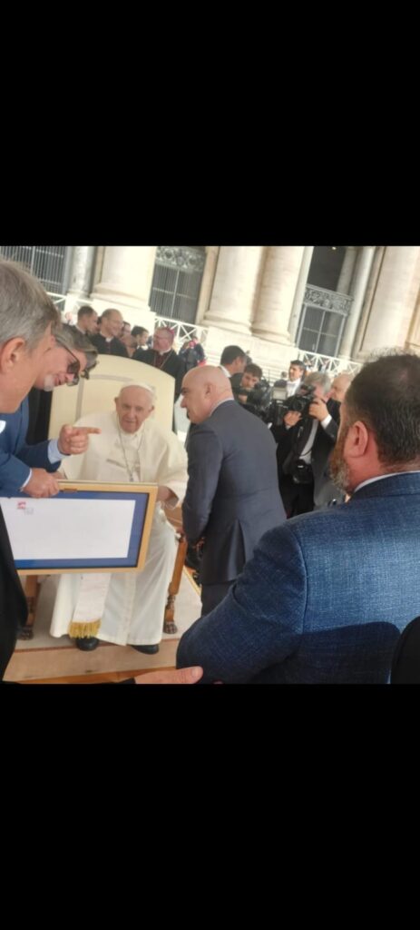 Il sommelier Gaetano Cataldo consegna al Papa la bottiglia di vino celebrativa di Procida Capitale della Cultura