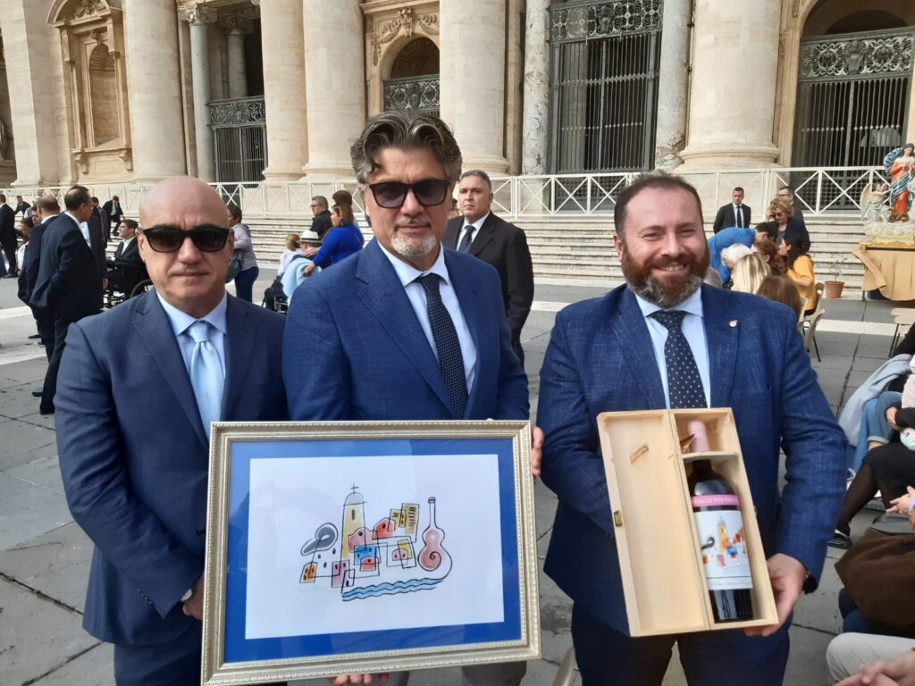 Il sommelier Gaetano Cataldo consegna al Papa la bottiglia di vino celebrativa di Procida Capitale della Cultura