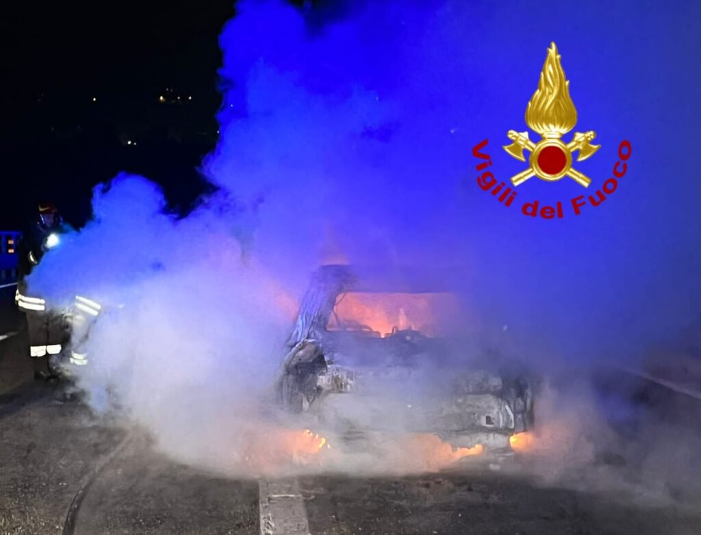 A16. Monteforte Irpino, veicolo in fiamme , paura per gli occupanti dellauto