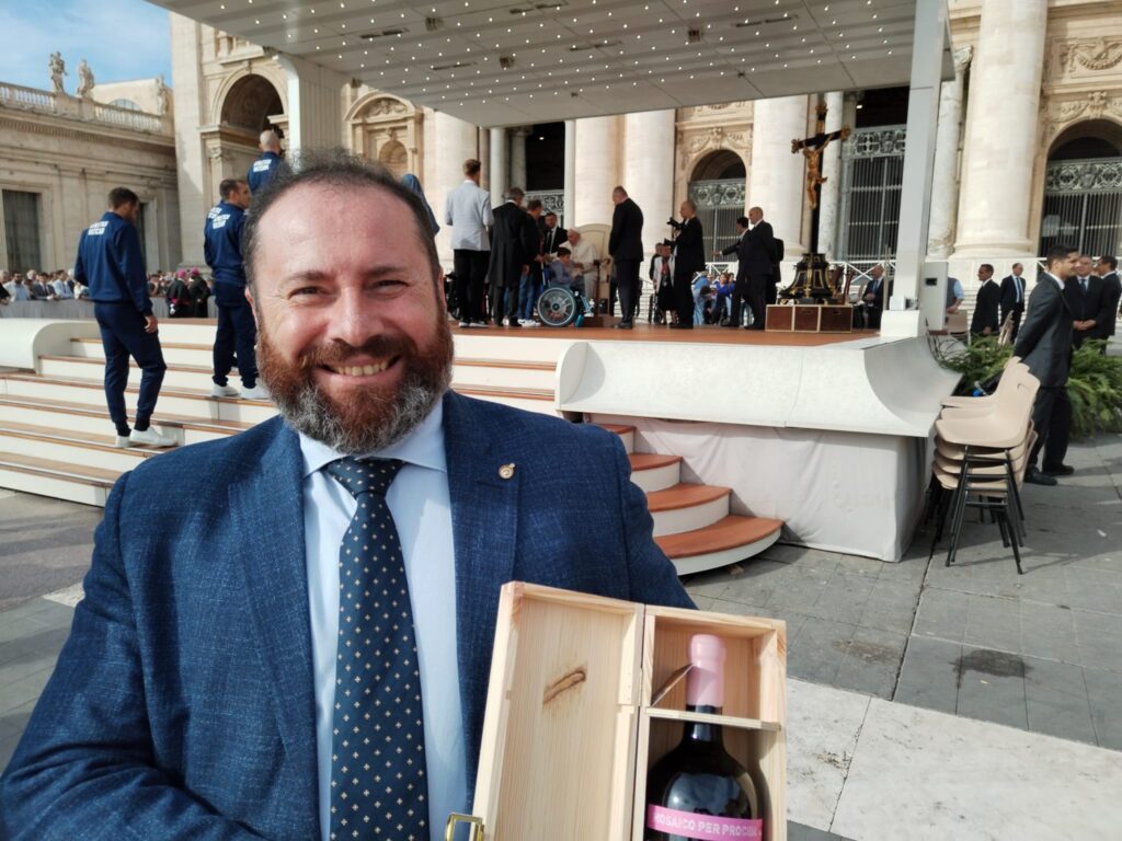 Il sommelier Gaetano Cataldo consegna al Papa la bottiglia di vino celebrativa di Procida Capitale della Cultura