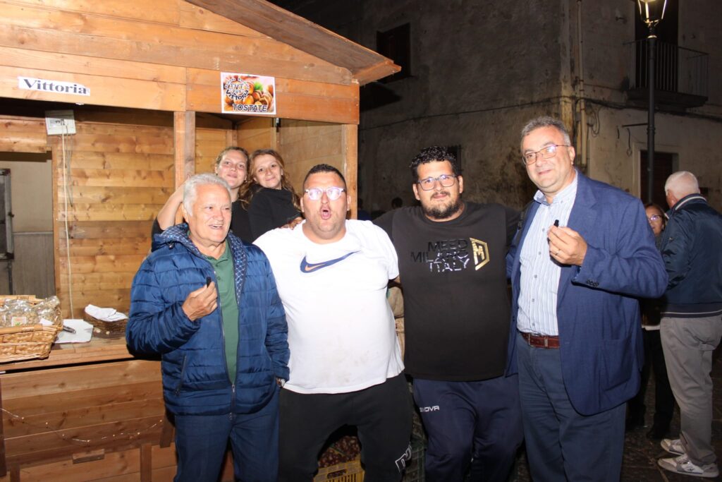 AVELLA. Le foto di un sabato di festa girando per la sagra della Castagna e della nocciola