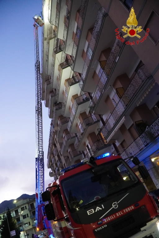AVELLINO. Incendio di un appartamento al nono piano in via Campane AVELLINO. Incendio di un appartamento al nono piano in via Campane