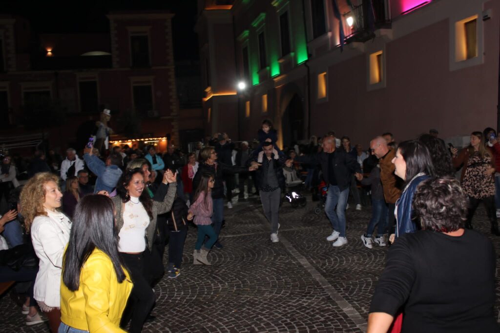 AVELLA. Le foto di un sabato di festa girando per la sagra della Castagna e della nocciola