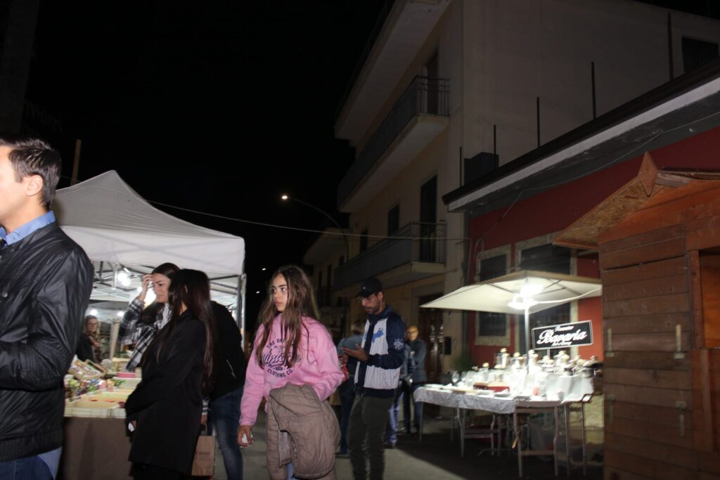 AVELLA. Le foto di un sabato di festa girando per la sagra della Castagna e della nocciola