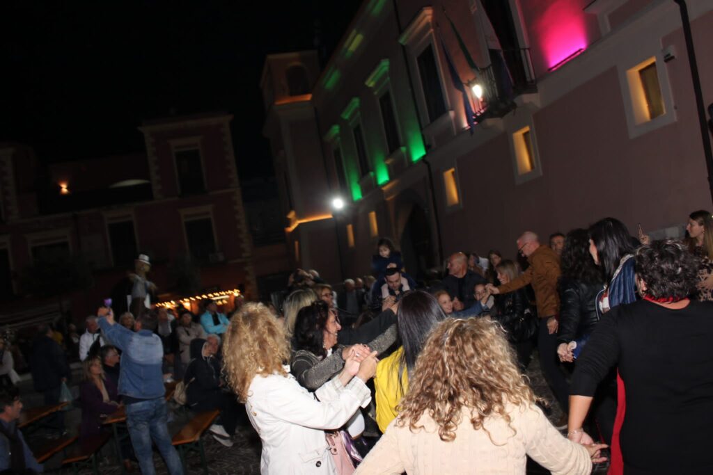 AVELLA. Le foto di un sabato di festa girando per la sagra della Castagna e della nocciola