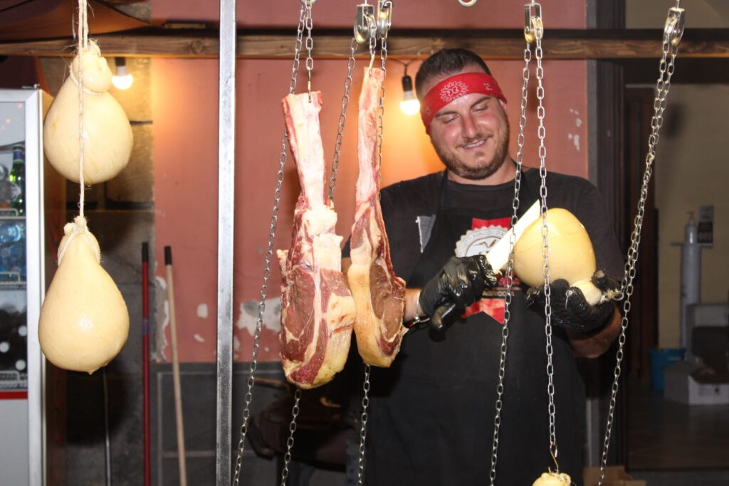 AVELLA. Le foto di un sabato di festa girando per la sagra della Castagna e della nocciola