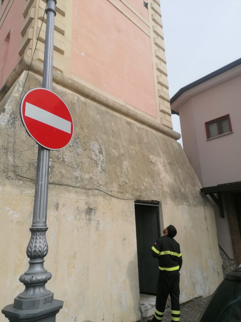AVELLA. “Impediscono” il proseguimento dei lavori di restauro alla Chiesa, intervengono i Vigili del Fuoco