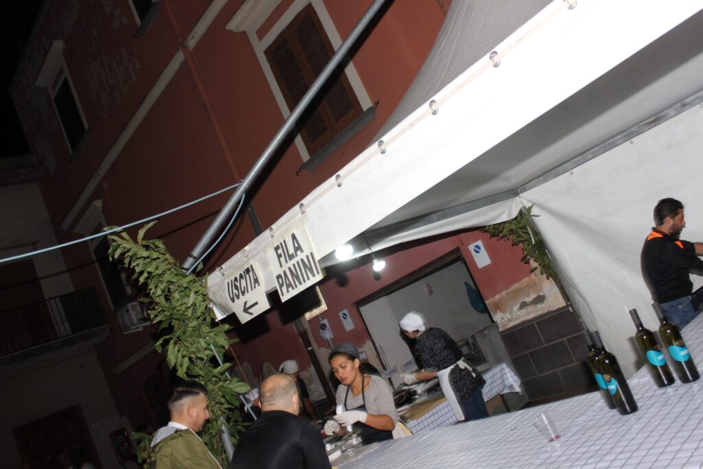 AVELLA. Le foto di un sabato di festa girando per la sagra della Castagna e della nocciola