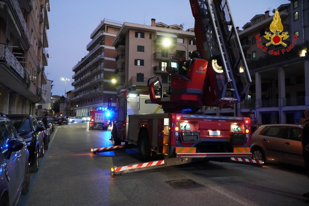 AVELLINO. Incendio di un appartamento al nono piano in via Campane AVELLINO. Incendio di un appartamento al nono piano in via Campane