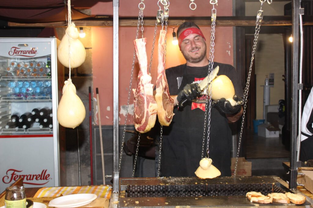 AVELLA. Le foto di un sabato di festa girando per la sagra della Castagna e della nocciola