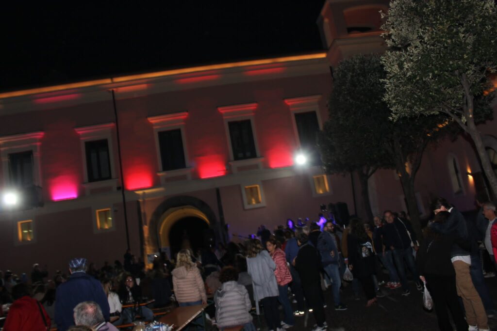 AVELLA. Le foto di un sabato di festa girando per la sagra della Castagna e della nocciola