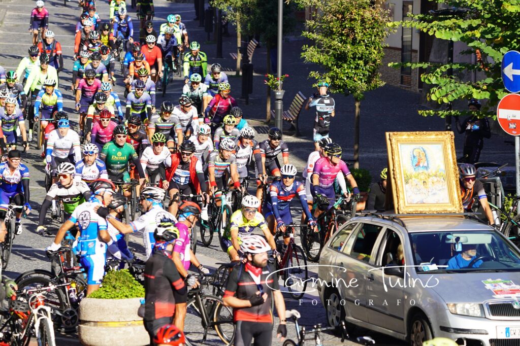 VISCIANO. Ciclo pellegrinaggio per la Pace. Centinaia i ciclisti che hanno risposto all’iniziativa