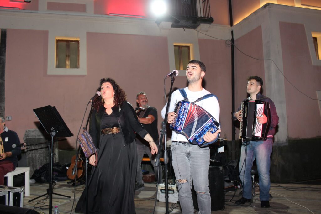 AVELLA. Le foto di un sabato di festa girando per la sagra della Castagna e della nocciola