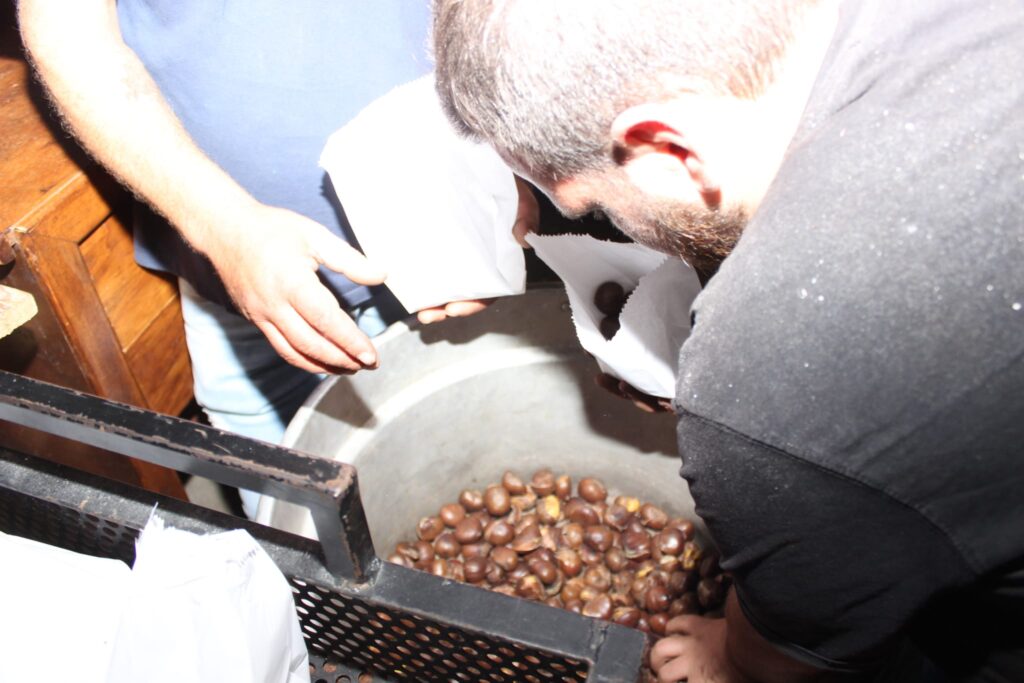 AVELLA. Le foto di un sabato di festa girando per la sagra della Castagna e della nocciola