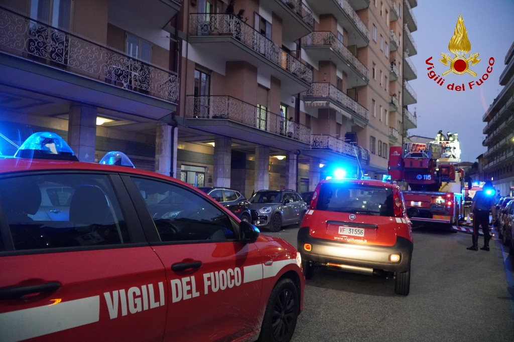 AVELLINO. Incendio di un appartamento al nono piano in via Campane AVELLINO. Incendio di un appartamento al nono piano in via Campane