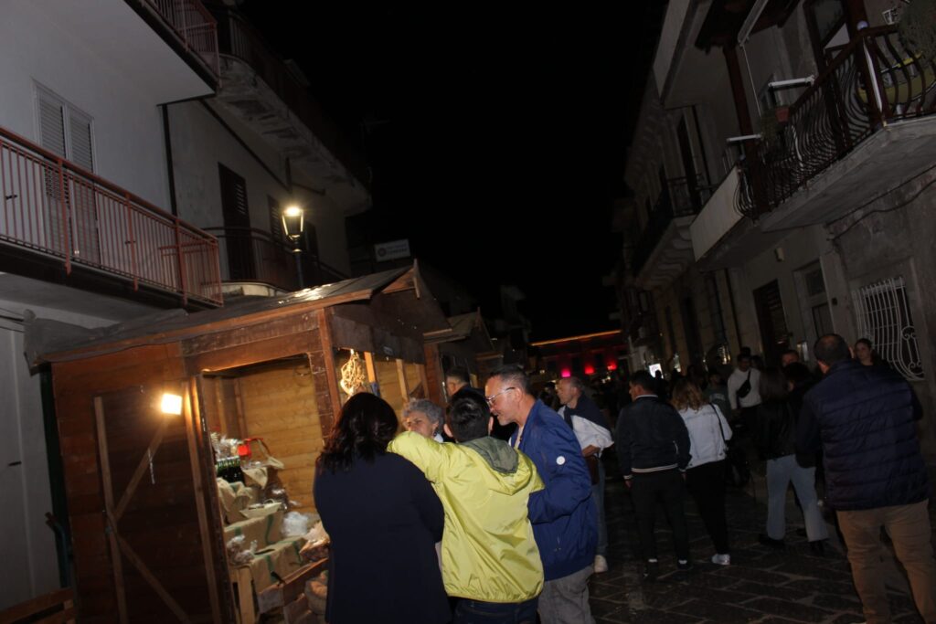 AVELLA. Le foto di un sabato di festa girando per la sagra della Castagna e della nocciola