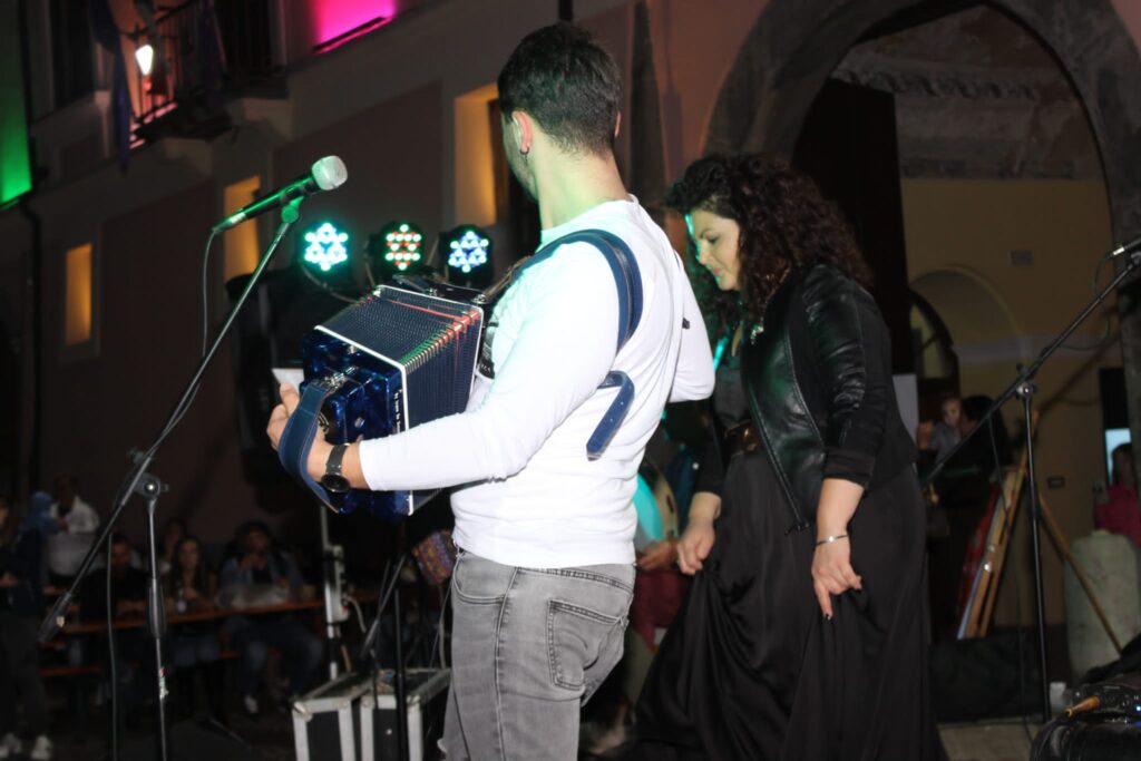 AVELLA. Le foto di un sabato di festa girando per la sagra della Castagna e della nocciola