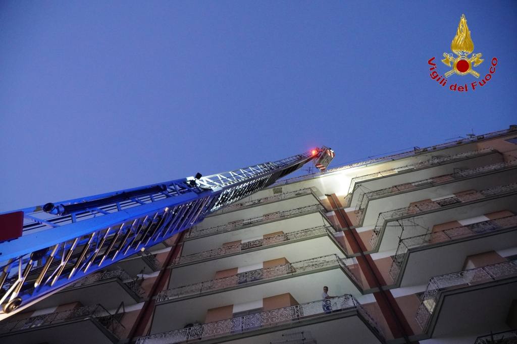 AVELLINO. Incendio di un appartamento al nono piano in via Campane AVELLINO. Incendio di un appartamento al nono piano in via Campane