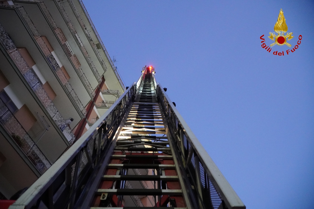 AVELLINO. Incendio di un appartamento al nono piano in via Campane AVELLINO. Incendio di un appartamento al nono piano in via Campane