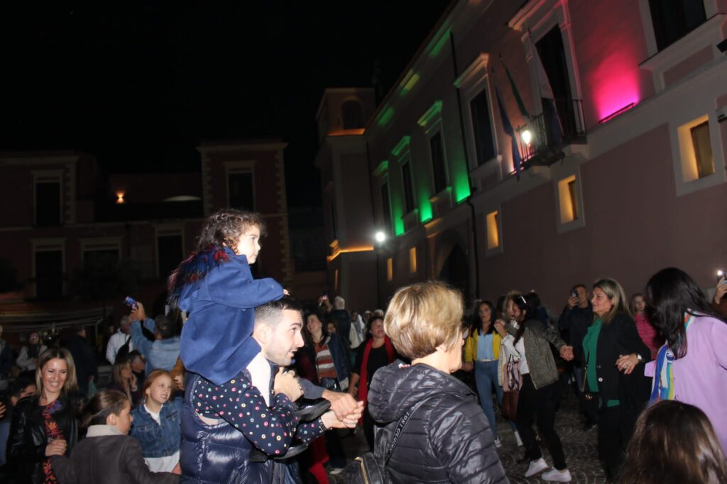 AVELLA. Le foto di un sabato di festa girando per la sagra della Castagna e della nocciola