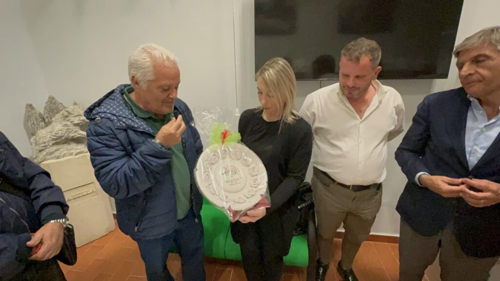 AVELLA. Gli organizzatori della sagra consegnano un riconoscimento alla famiglia Amato in ricordo del caro Ferdinando. VIDEO