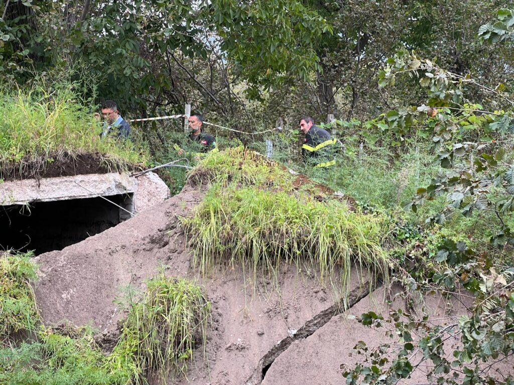 COMIZIANO. Crollano le mura dellalveo Gaudo, pericolo per la cittadina in caso di pioggia