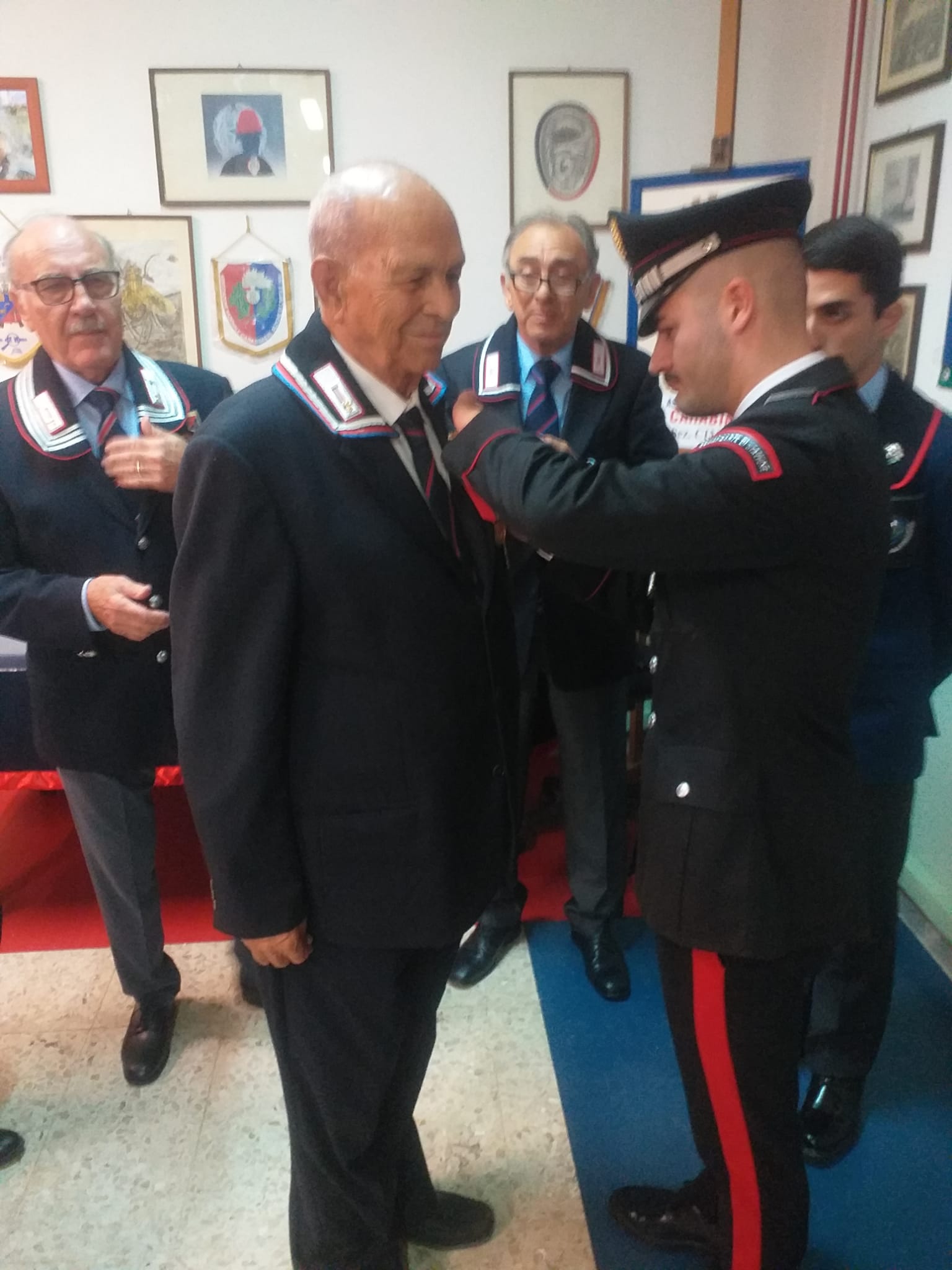 CIMITILE. Lassociazione Nazionale Carabinieri ha consegnato i riconoscimenti di fedeltà ai soci iscritti da più di 20 anni CIMITILE. Lassociazione Nazionale Carabinieri ha consegnato i riconoscimenti di fedeltà ai soci iscritti da più di 20 anni