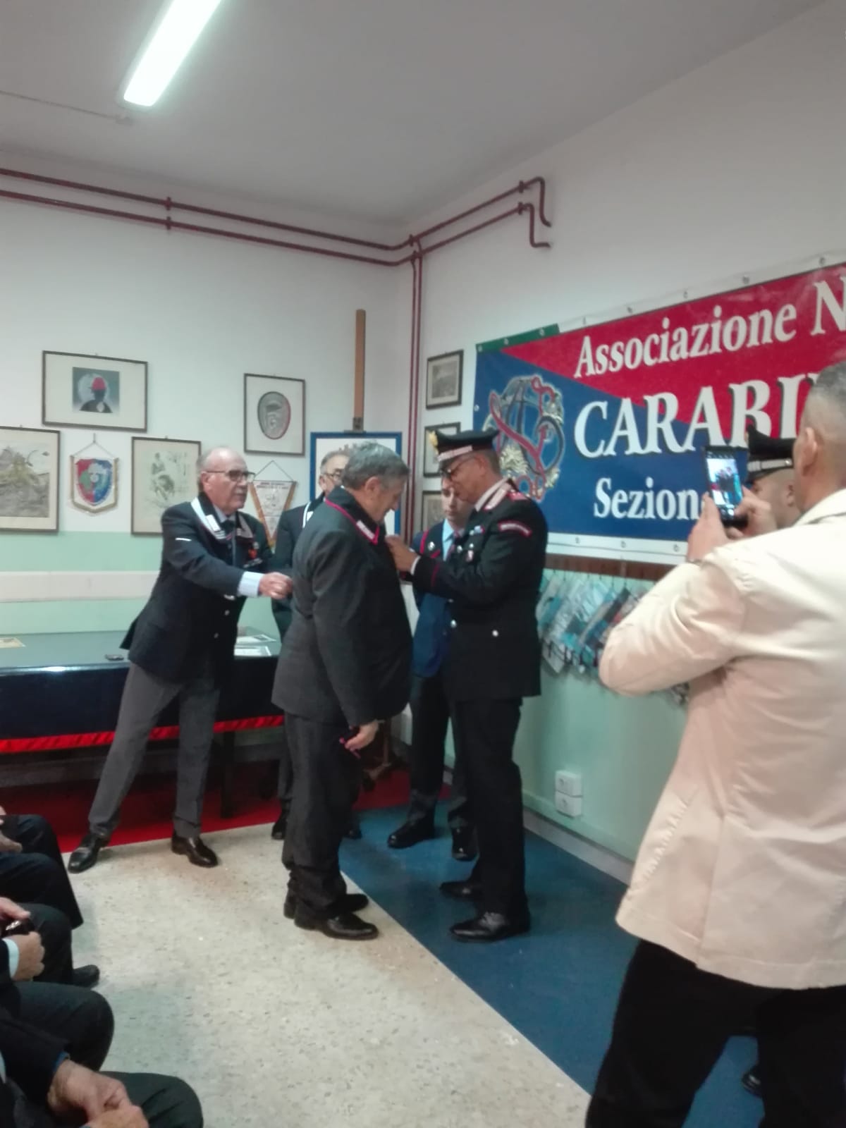 CIMITILE. Lassociazione Nazionale Carabinieri ha consegnato i riconoscimenti di fedeltà ai soci iscritti da più di 20 anni CIMITILE. Lassociazione Nazionale Carabinieri ha consegnato i riconoscimenti di fedeltà ai soci iscritti da più di 20 anni