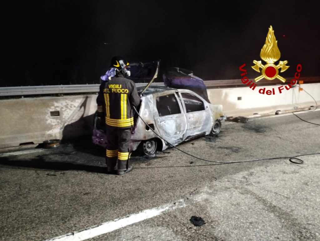 A fuoco sull’A16 in località Lacedonia auto in transito