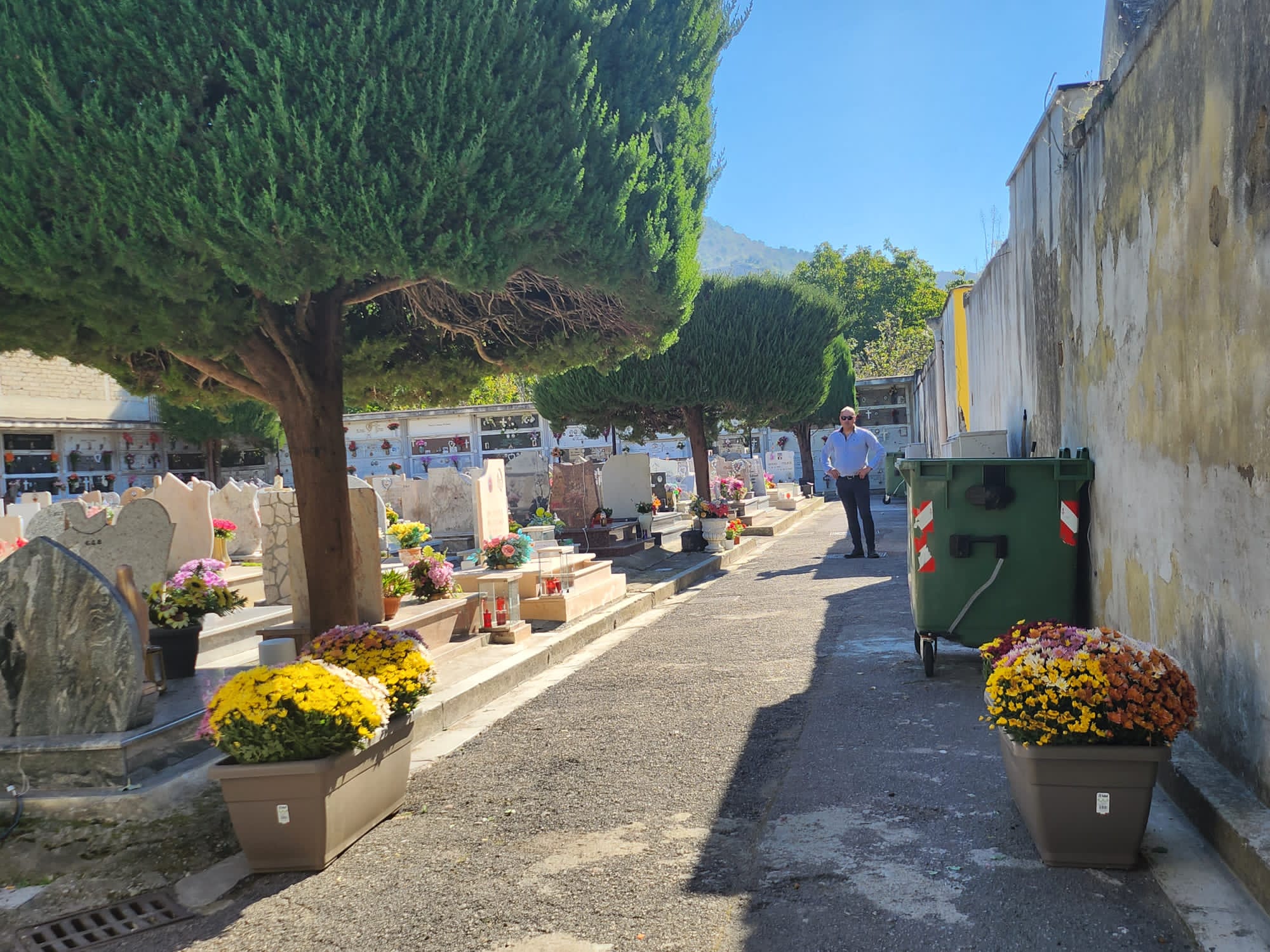 TUFINO. Accoglienza sbalorditiva al cimitero, un look esclusivo: fiori, tappeto blu e la musica di arpe e violini TUFINO. Accoglienza sbalorditiva al cimitero, un look esclusivo: fiori, tappeto blu e la musica di arpe e violini