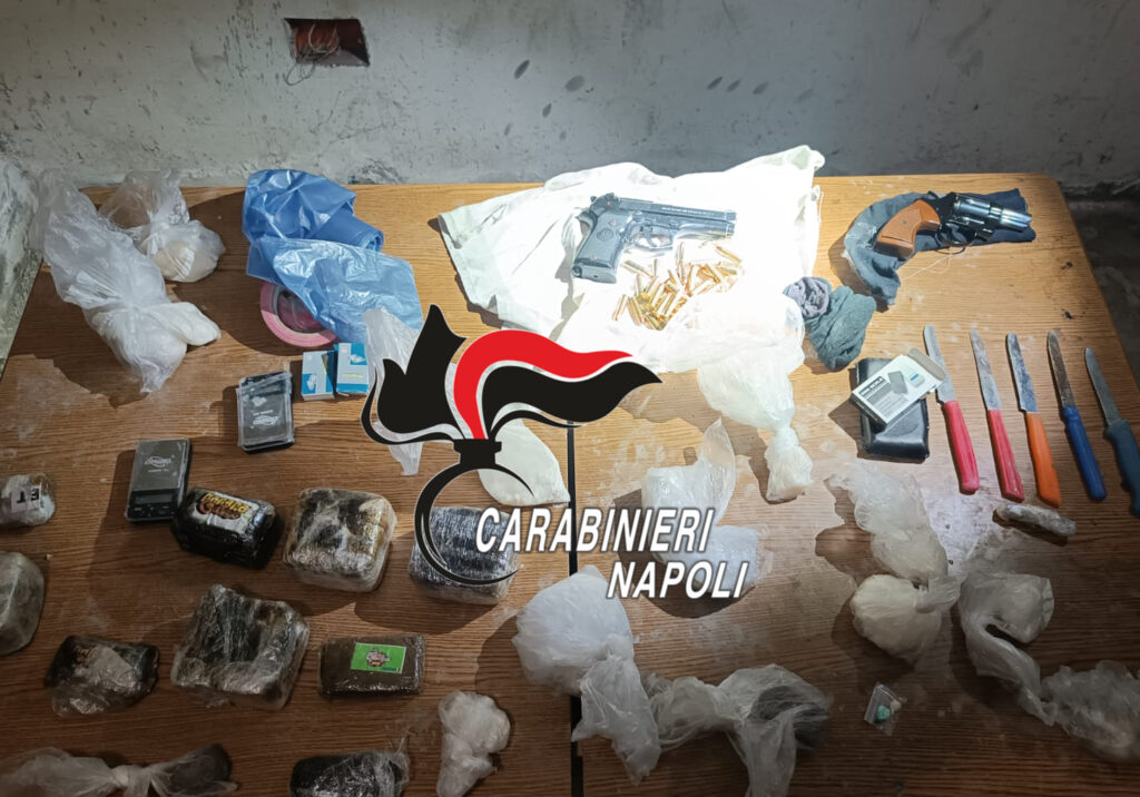 Castello di Cisterna, Acerra e Brusciano. Bombe, droga, orologi di valore, contrabbando e pitbull durante l’operazione dei Carabinieri. Rastrellati i quartieri popolari