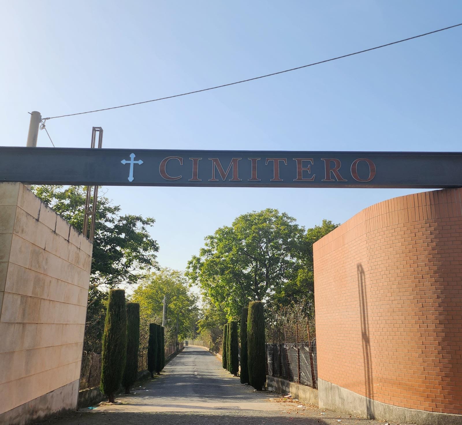 TUFINO. Accoglienza sbalorditiva al cimitero, un look esclusivo: fiori, tappeto blu e la musica di arpe e violini TUFINO. Accoglienza sbalorditiva al cimitero, un look esclusivo: fiori, tappeto blu e la musica di arpe e violini