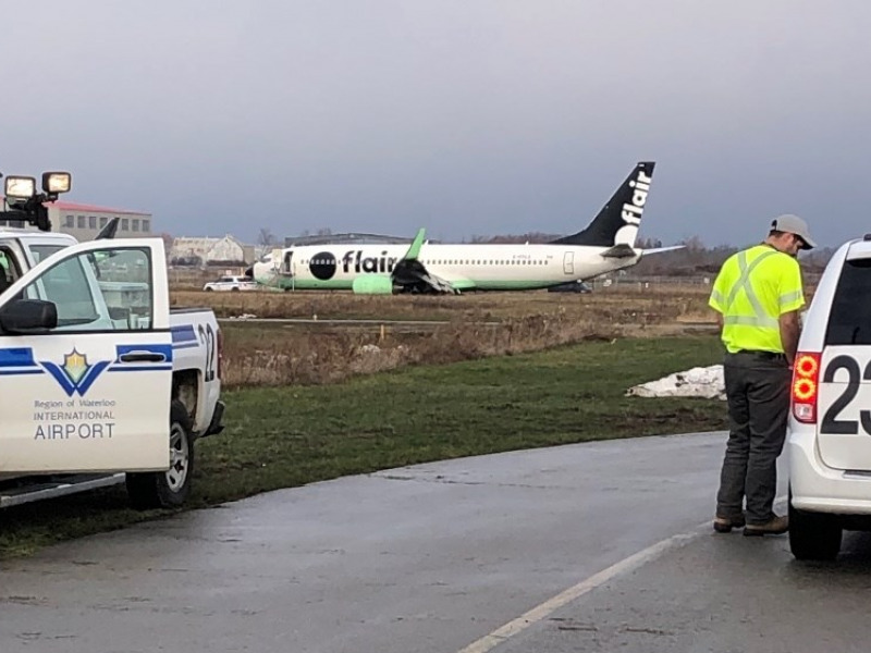 Terrore durante latterraggio in Canada: aereo fuori pista, salvi i passeggeri