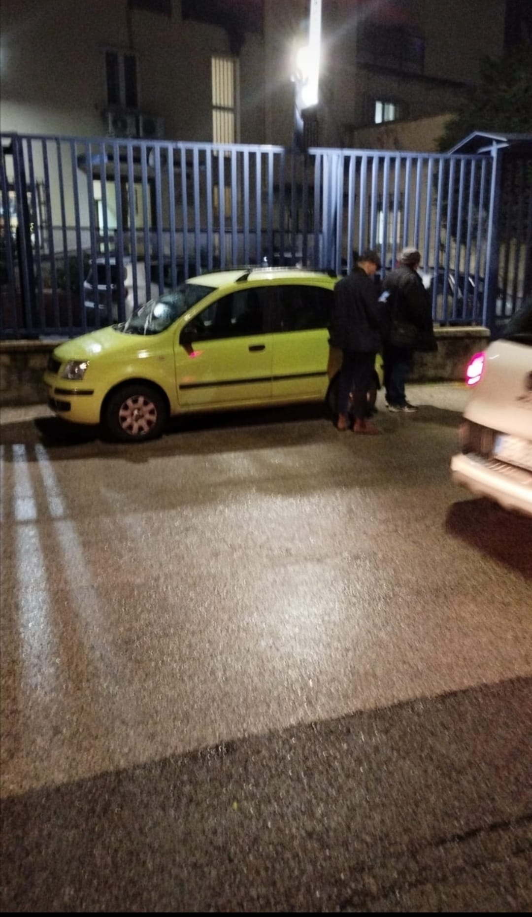 BAIANO. Alcuni ladri bloccati da dei proprietari rischiano il linciaggio, salvati dai Carabinieri. I Video BAIANO. Alcuni ladri bloccati da dei proprietari rischiano il linciaggio, salvati dai Carabinieri. I Video