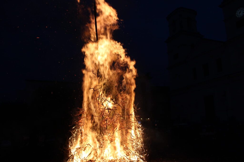 Mugnano del Cardinale  Acceso il Fucarone di Santa Lucia. Foto