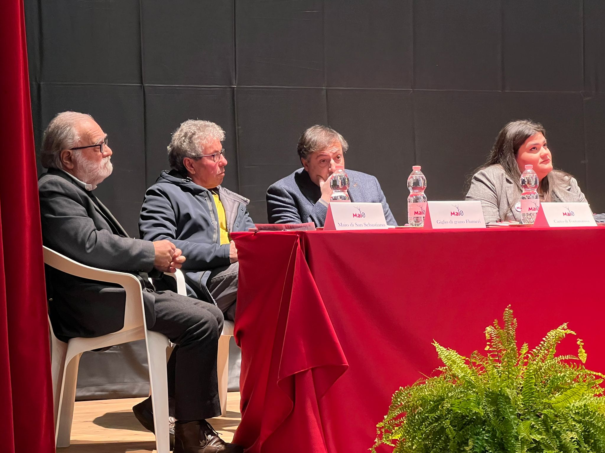 BAIANO. Maio anno zero, al teatro Colosseo sindaci e rappresentanti di alcun comuni irpini hanno raccontato la loro festa BAIANO. Maio anno zero, al teatro Colosseo sindaci e rappresentanti di alcun comuni irpini hanno raccontato la loro festa