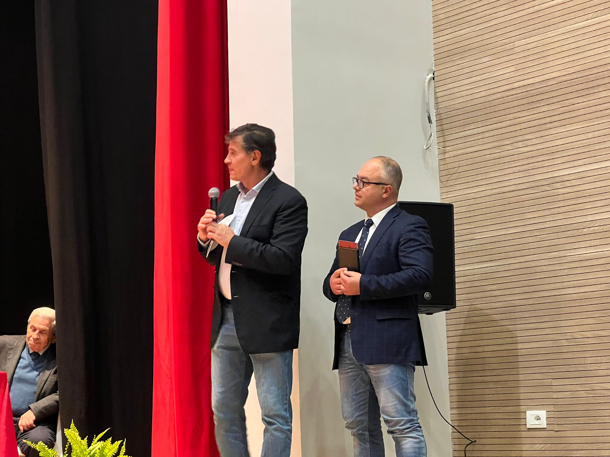 BAIANO. Maio anno zero, al teatro Colosseo sindaci e rappresentanti di alcun comuni irpini hanno raccontato la loro festa BAIANO. Maio anno zero, al teatro Colosseo sindaci e rappresentanti di alcun comuni irpini hanno raccontato la loro festa