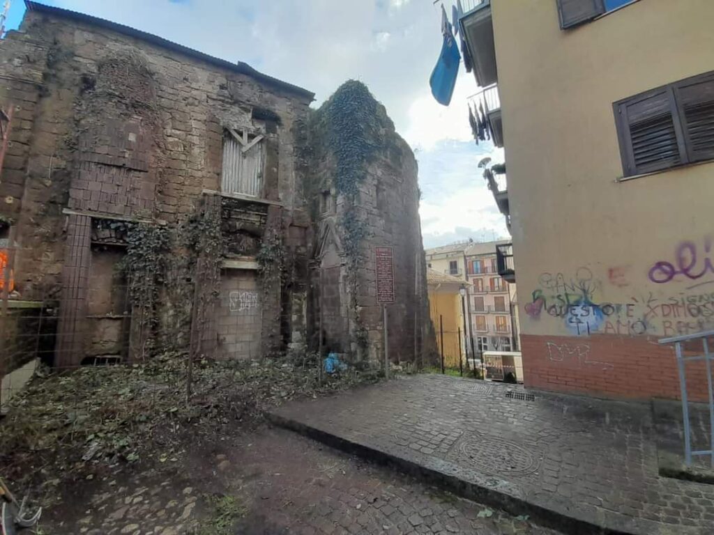 LEGAMBIENTE. Finalmente dopo anni di incuria, la Chiesa di San Nicola dei Greci ad Avellino è stata ripulita dalle erbacce