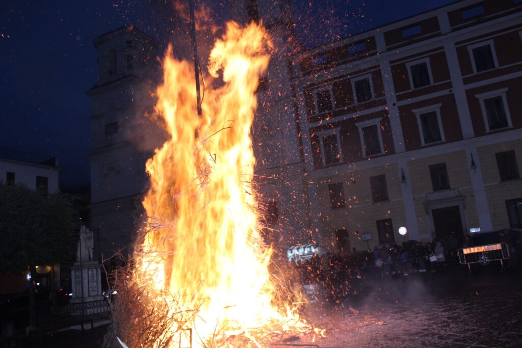 Mugnano del Cardinale  Acceso il Fucarone di Santa Lucia. Foto